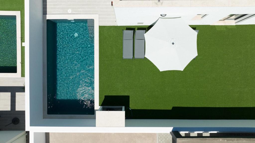 Habitación con piscina y TV. en Paradise Villa, en Mariquiteira