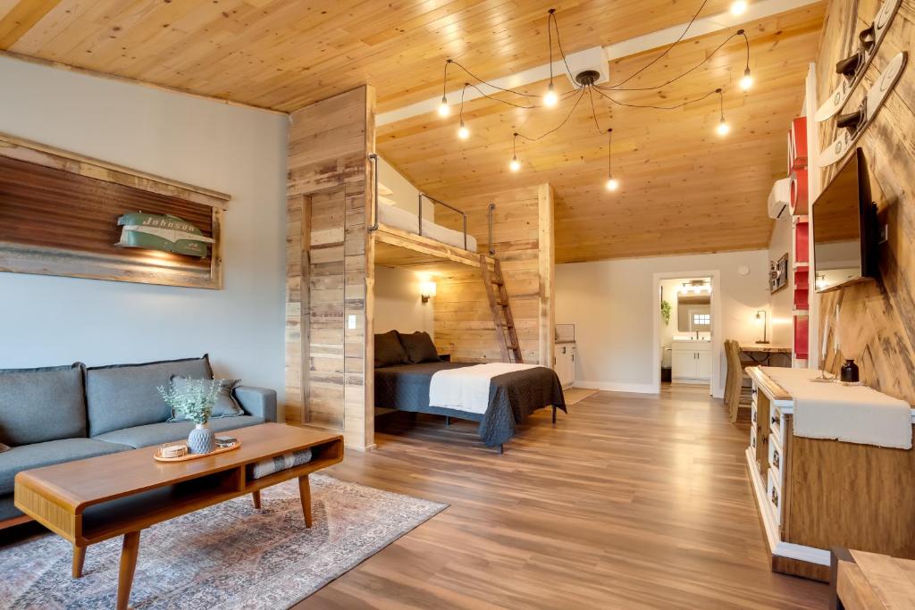 een woonkamer met een bed en een bank bij Cozy Tomahawk Studio On Harrison Hills Trails! in Tomahawk