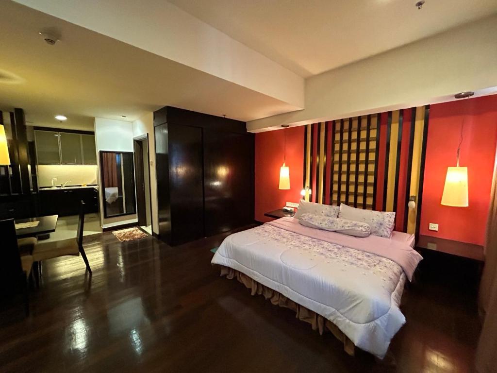 een slaapkamer met een wit bed en een piano bij New-SunwayLagoonFamilySuite-highest floor-2-4pax-Netflix-Balcony-SuperFastInternet in Petaling Jaya