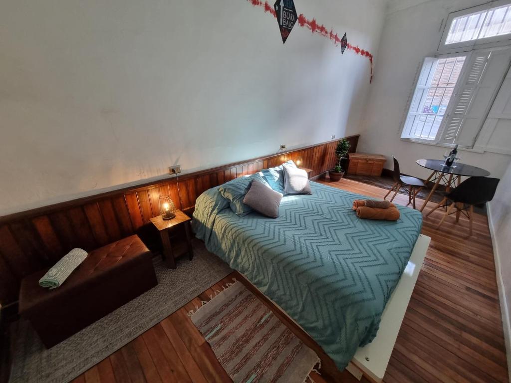 an overhead view of a bedroom with a bed and a couch at Escarabajo Hostel in Valparaíso