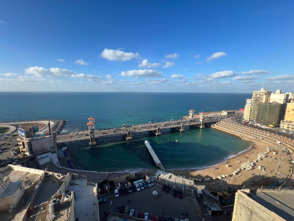 uma vista aérea de uma ponte sobre uma praia em Sea View Cabin em Alexandria