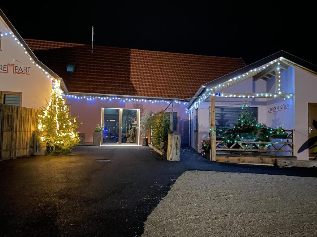 a house decorated with christmas lights and a christmas tree at Le Refuge du Rempart in Dambach-la-Ville