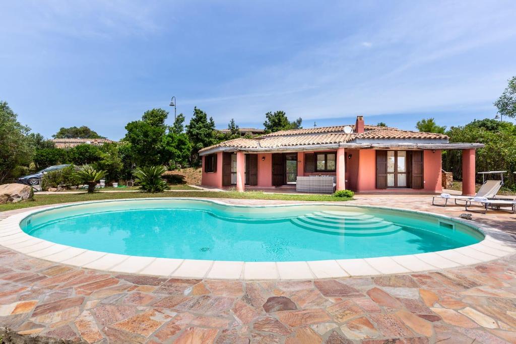 多木斯馬里亞的住宿－Villa Paradise，房屋前有游泳池的房子