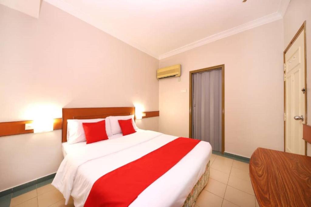 Postel nebo postele na pokoji v ubytování Famous Inn Hotel
