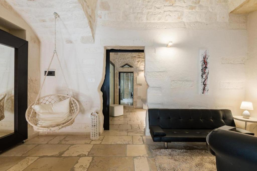 - un salon avec un canapé et une balançoire dans l'établissement Rifugio del Monsignore, à Ostuni