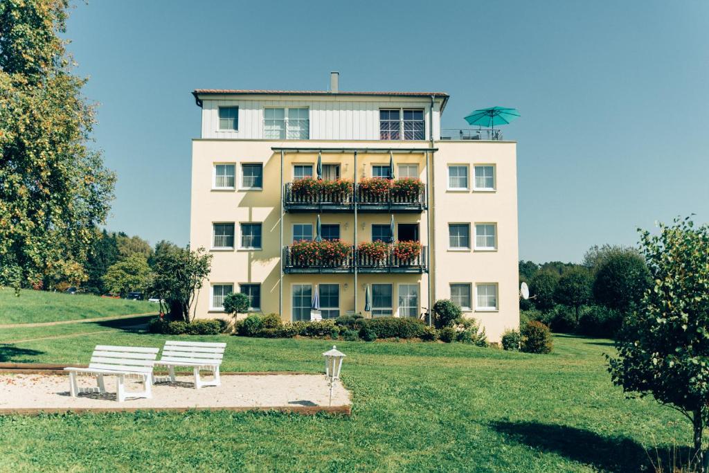 a building with two benches in front of it at Hundefreundliche Ferienwohnungen Brombachsee in Enderndorf