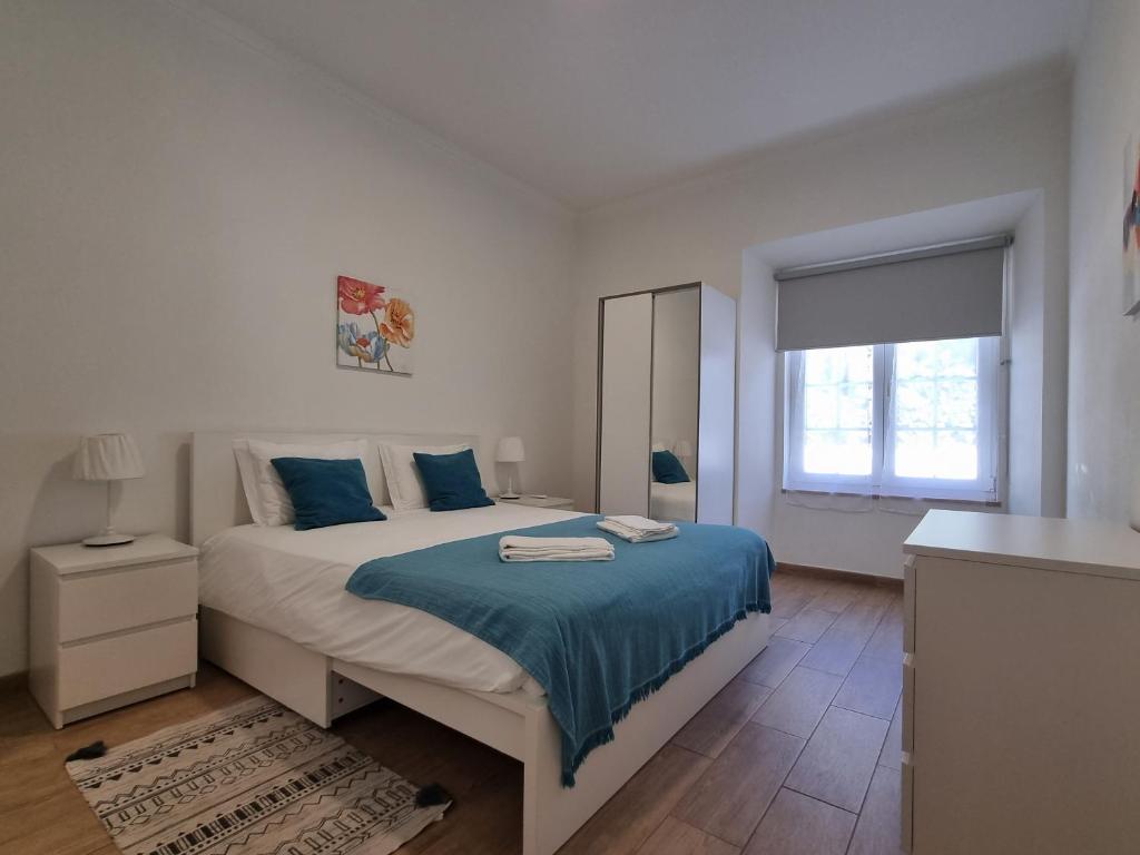 Giường trong phòng chung tại Lightoasis Oeiras 7