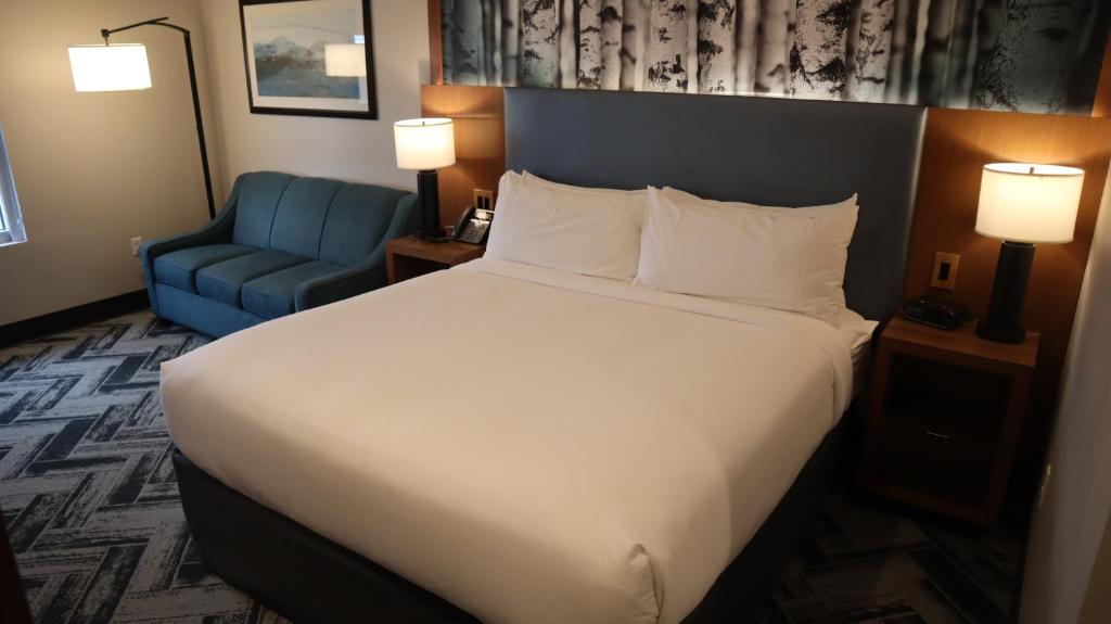 Postel nebo postele na pokoji v ubytování Resorts World Catskills