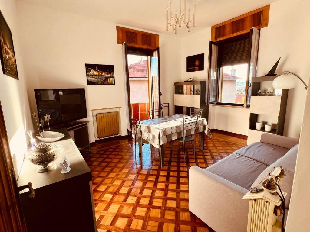 a living room with a couch and a table at Premier étage in Varazze