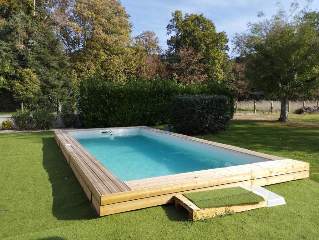 a swimming pool in the grass in a yard at Les petits cailloux in Saint-Médard-de-Mussidan