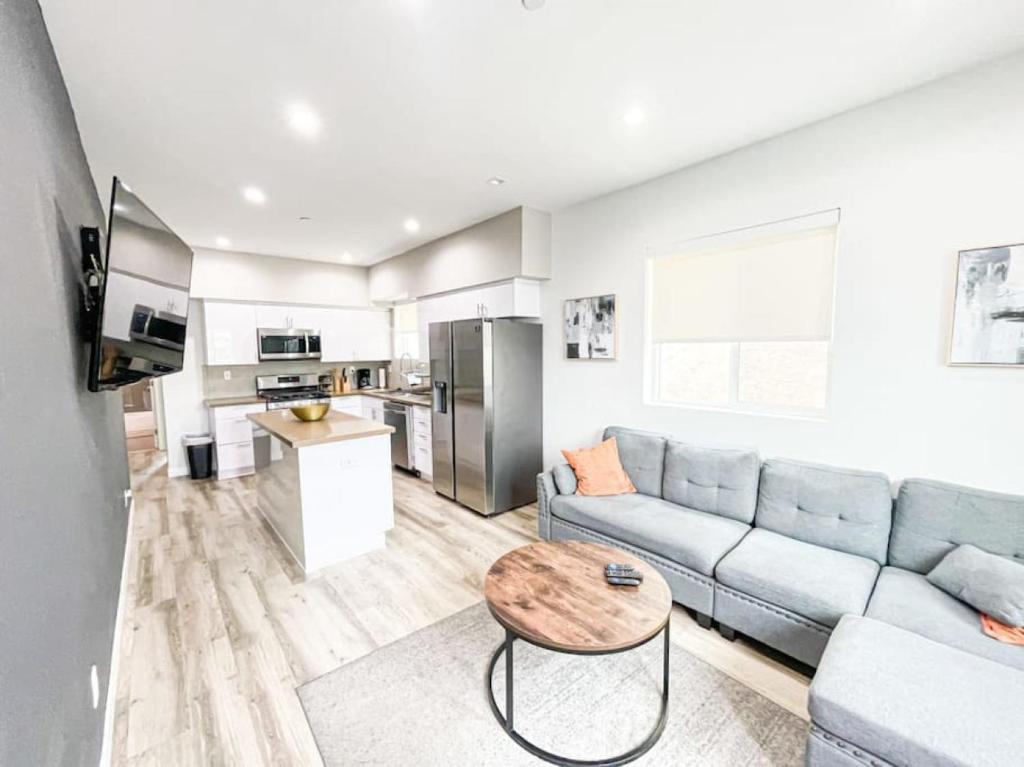 sala de estar con sofá y mesa en Ideal Townhouse in Mid City - CR1-CUL, en Los Ángeles