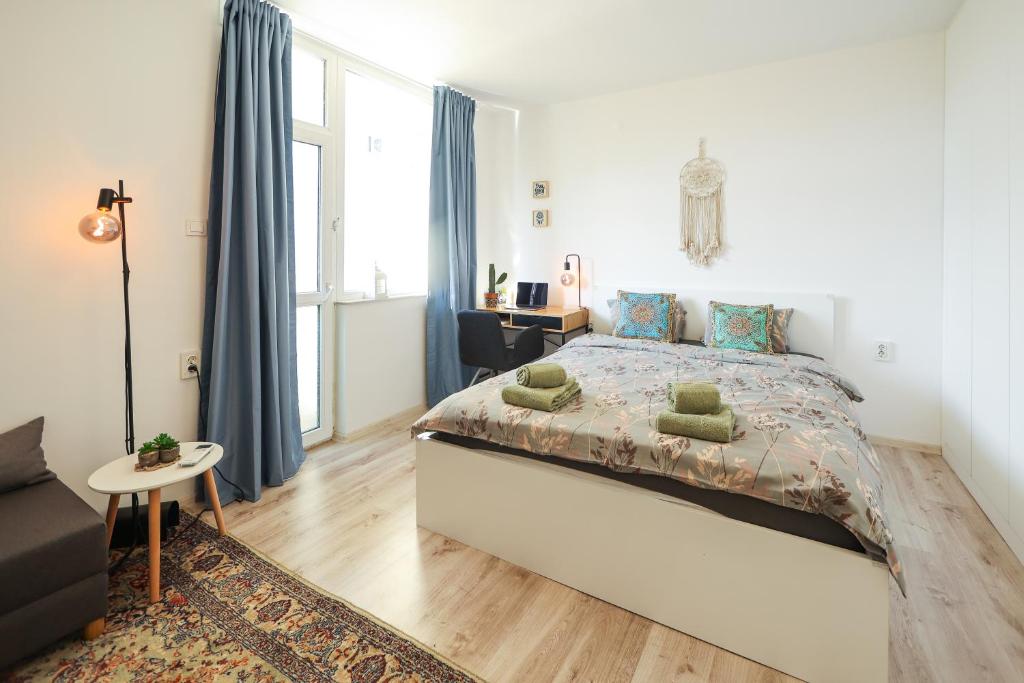 ein Schlafzimmer mit einem großen Bett und einem Schreibtisch in der Unterkunft City Park Apartment in Goze Deltschew