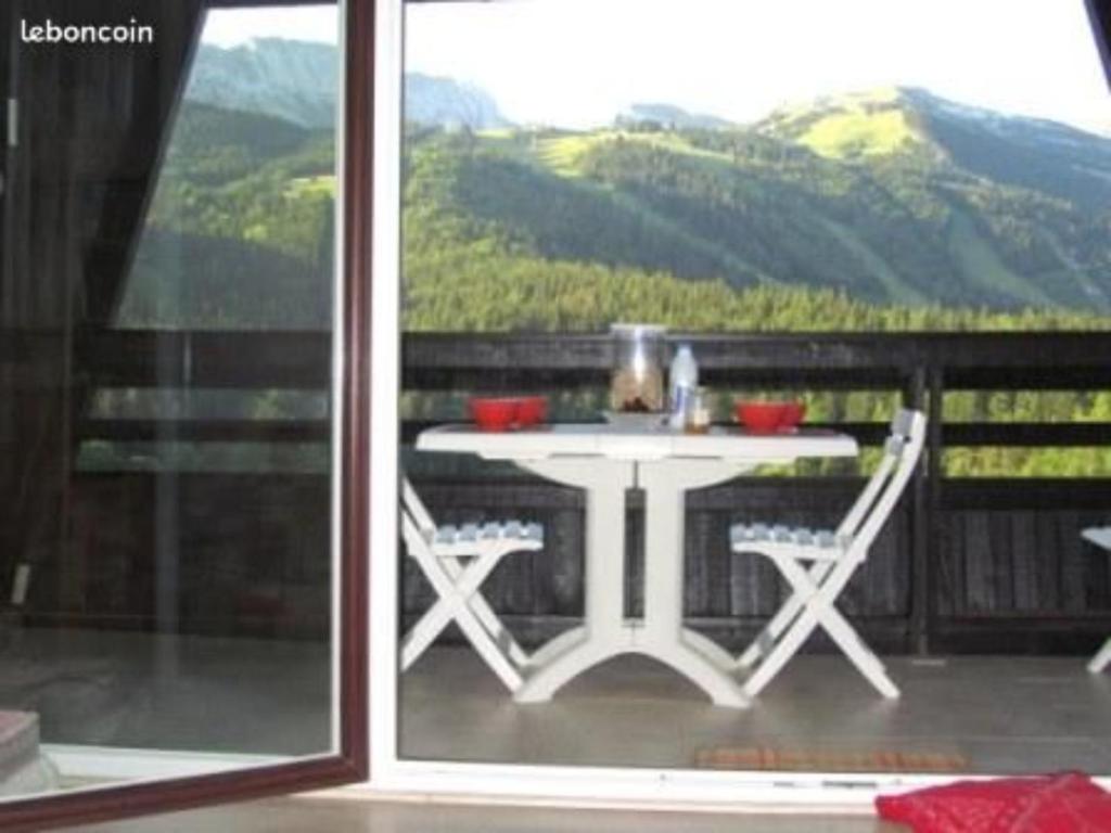a table on a balcony with a view of a mountain at Appt 6 pers - Villard de lans in Villard-de-Lans