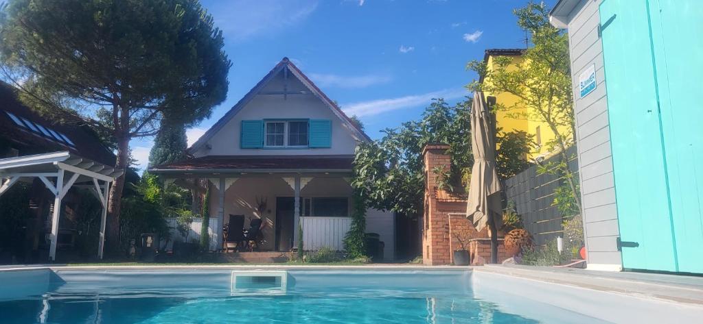 Bassenget på eller i nærheten av Zamardi house with private pool and garden, 200m to free beach
