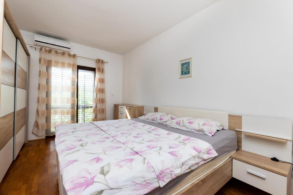 Postel nebo postele na pokoji v ubytování Apartments Ljubica J