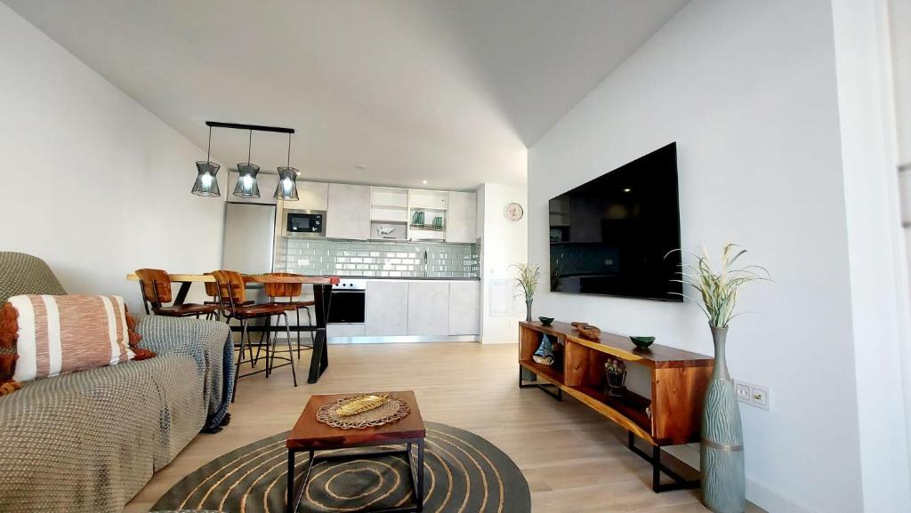 sala de estar con sofá y mesa en Luxury Apartment in Casilla de Costa - Casa MEVA, en Lajares