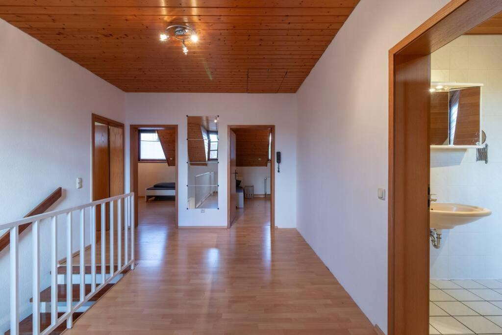 - un couloir dans une maison dotée d'un plafond en bois dans l'établissement Großes Haus mit 4 Schlafzimmer, 