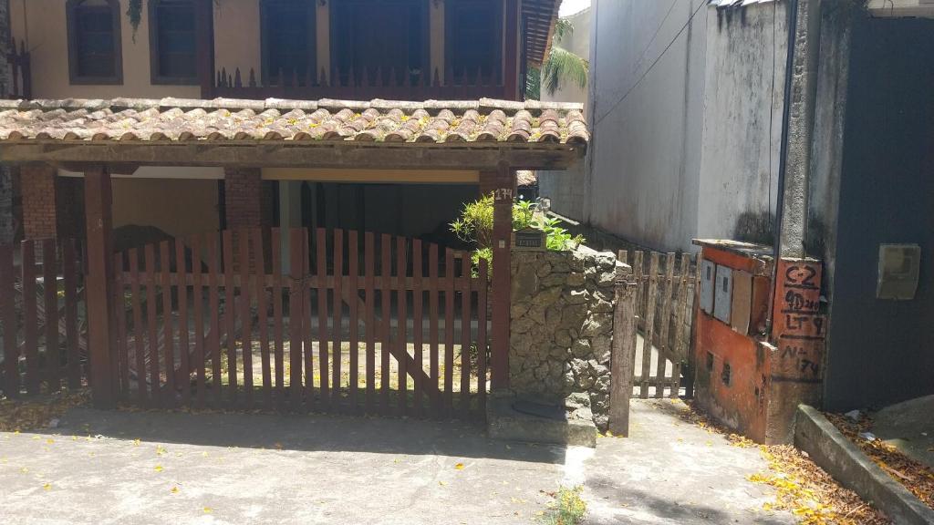 an entrance to a building with a wooden gate at Casa confortável in Niterói