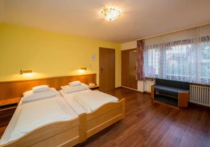 Un dormitorio con una cama grande y una ventana en Landgasthaus waldhorn, en Forbach