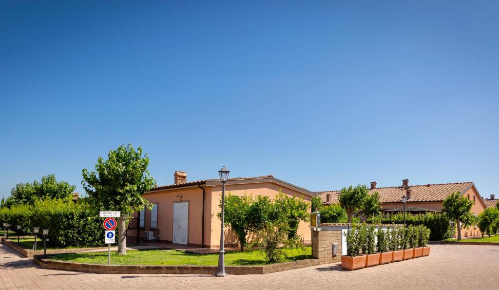 une maison avec un panneau de rue devant elle dans l'établissement ISA-Residence with swimming-pool in Vada, apartments with air conditioning and private outdoor area, à Vada