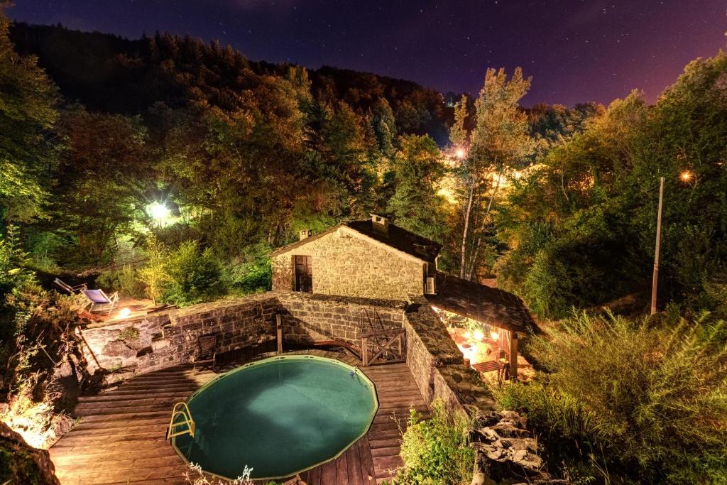 een uitzicht over een zwembad op een houten terras bij Il Mulino in Ortignano Raggiolo
