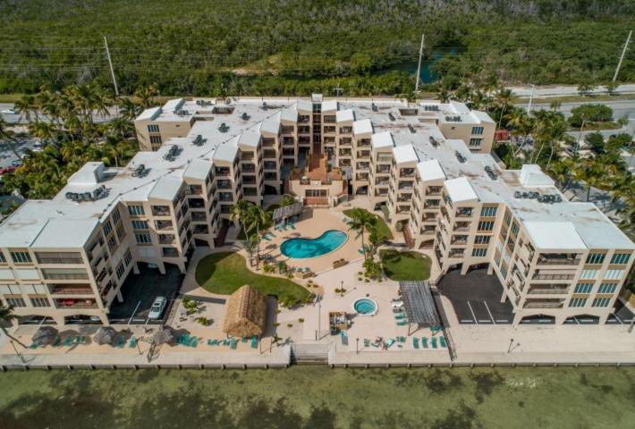 einen Luftblick auf ein Resort mit einem Pool in der Unterkunft Palms 407 in Islamorada