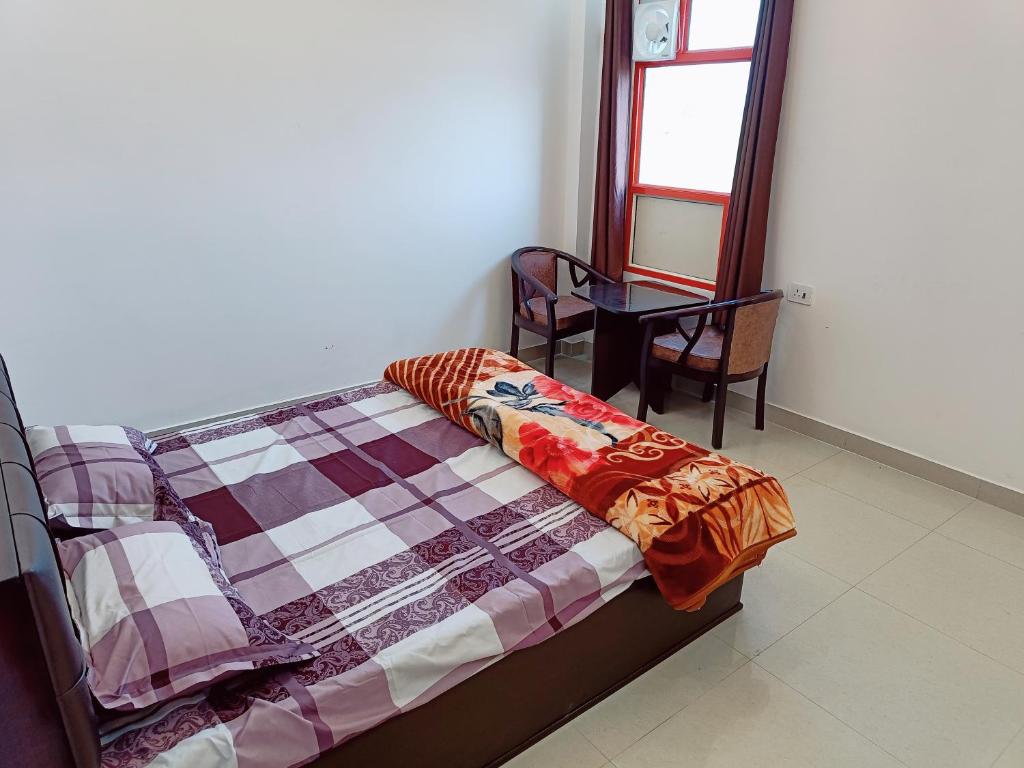 Un pat sau paturi într-o cameră la RajDarbar