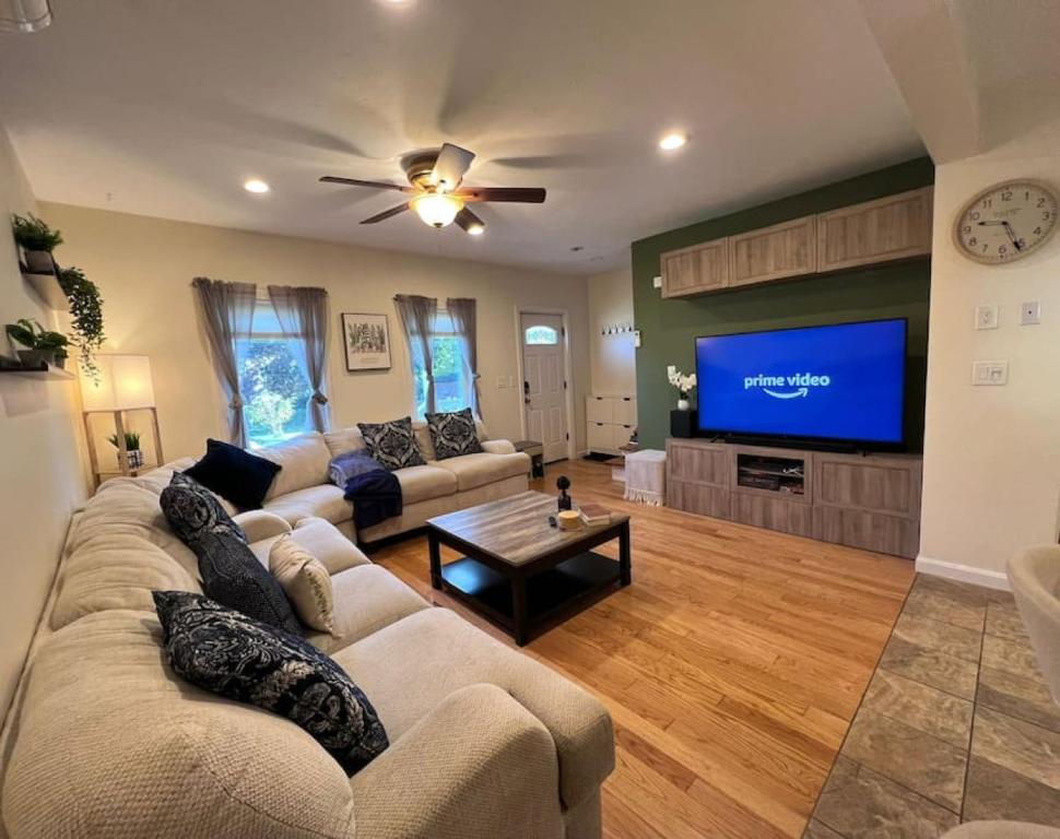 Et tv og/eller underholdning på Cozy Boston Homestd Pet Frndly