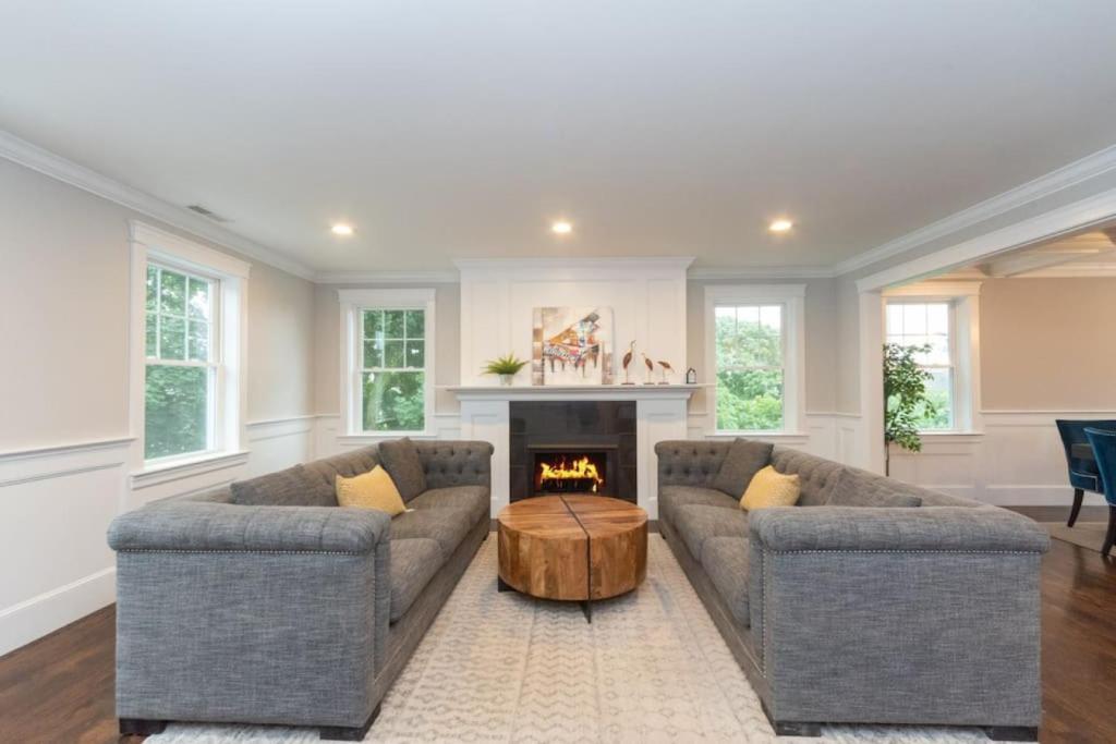 uma sala de estar com dois sofás e uma lareira em Ultra-Luxurious Home near Boston (Pet-Friendly) em Waltham