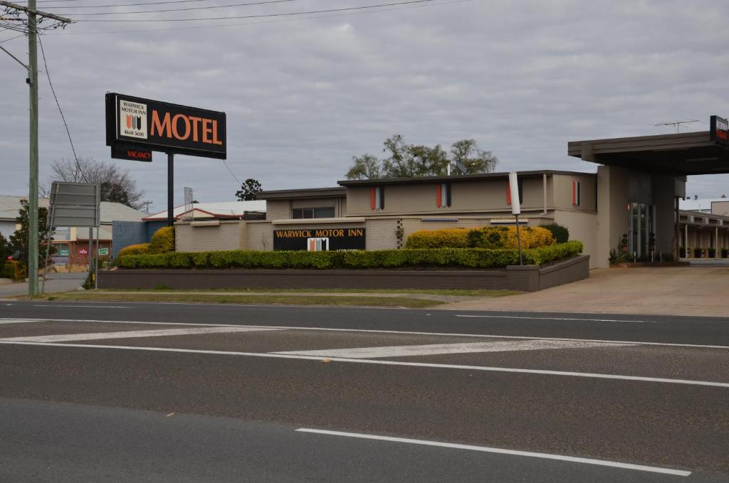 ein Motelschild am Straßenrand in der Unterkunft Warwick Motor Inn in Warwick