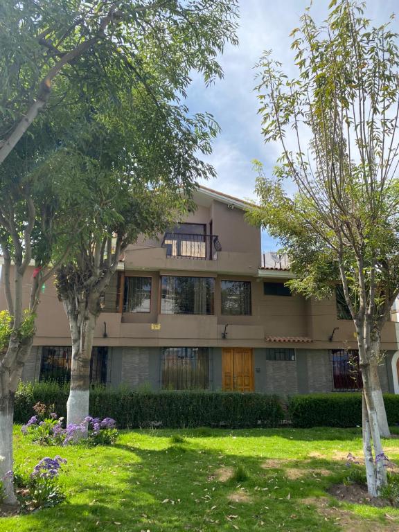 um prédio de apartamentos com árvores em frente em Casa elegante y con terraza em Arequipa