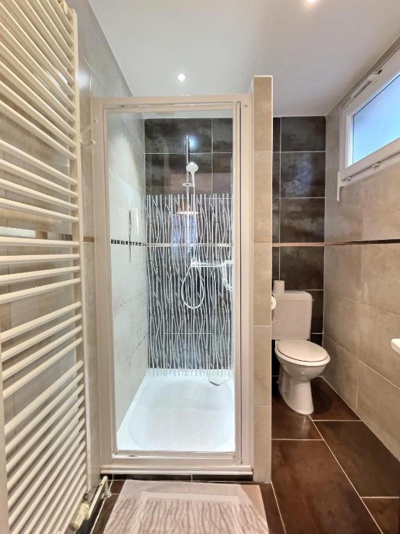 a bathroom with a shower and a toilet at &#39;&#39;Les Platanes&#39;&#39;de Miss.K Conciergerie in Gorrevod