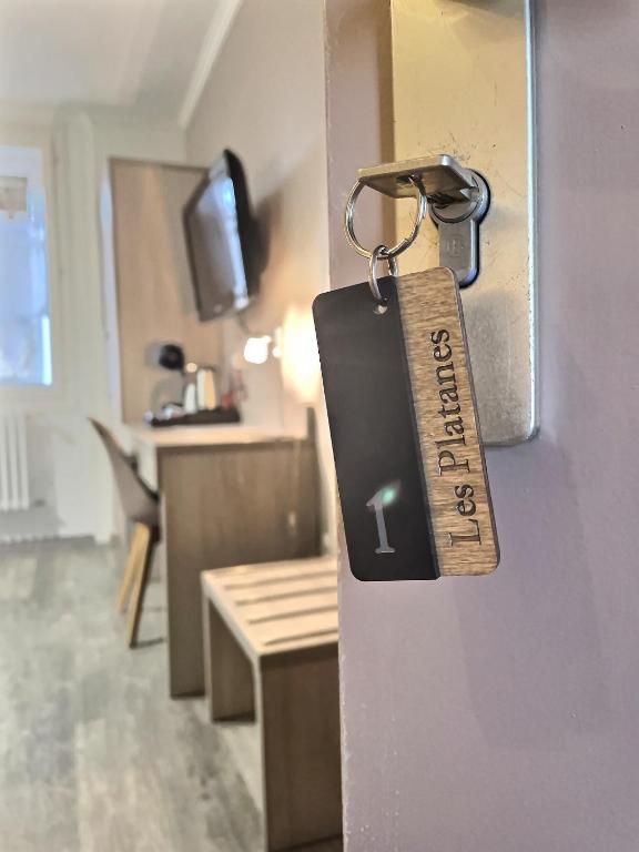 a padlock on a door in a room at &#39;&#39;Les Platanes&#39;&#39;de Miss.K Conciergerie in Gorrevod