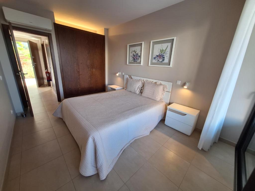 a bedroom with a large bed with white sheets and pillows at Lightoasis Oasis Mar B0A in Portimão