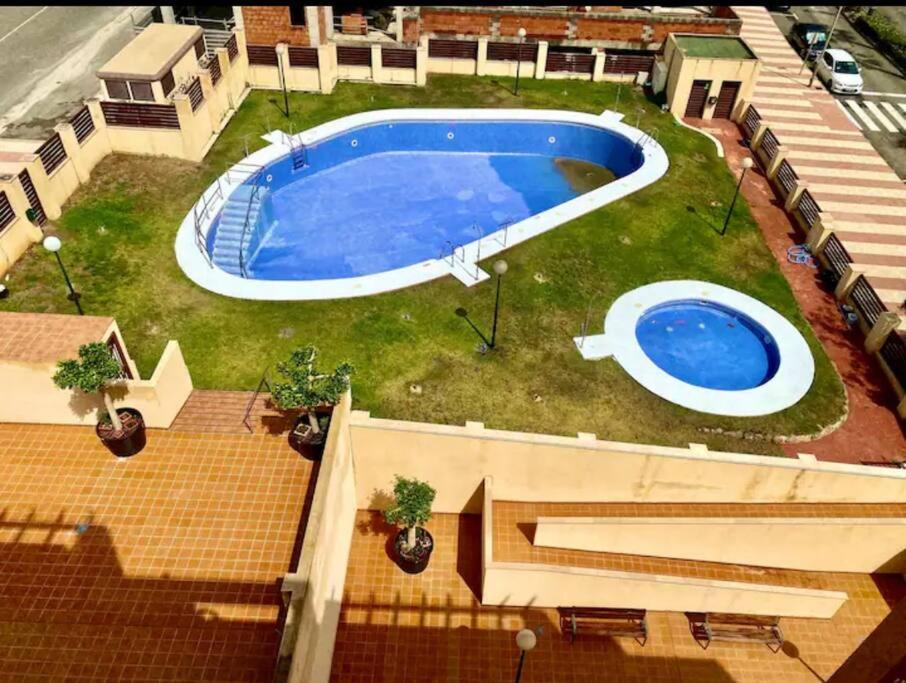 Бассейн в Apartamento cerca Playa de Aguadulce или поблизости