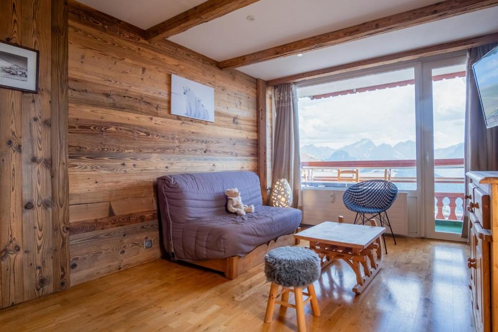 un salon avec un canapé et une table dans l'établissement Appartement Barco - Welkeys, à Huez