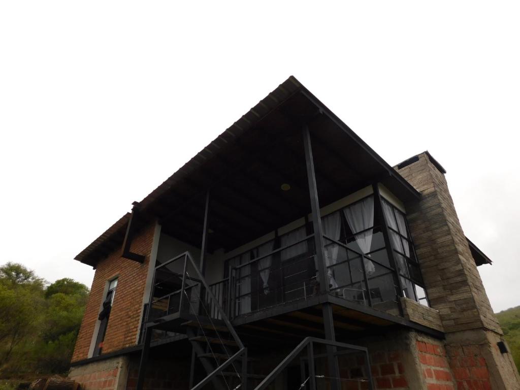 una vista exterior de una casa en construcción en Utopía - Cabaña de Montaña en Las Juntas