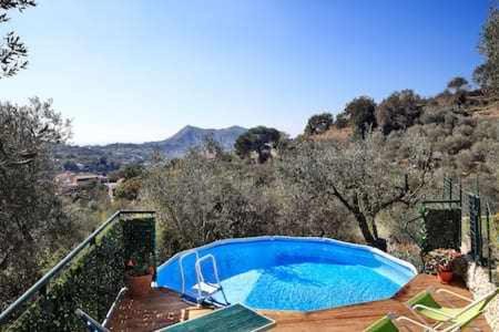 una piscina blu seduta in cima a una terrazza di Il Frantoio by Gocce a Massa Lubrense