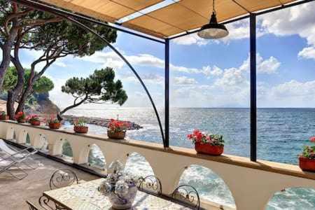 マッサ・ルブレンセにあるVera ed il Vervece by Gocce On the Seaのテーブルと椅子から海の景色を望めます。