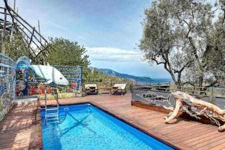 Foto Massa Lubrenses asuva majutusasutuse GOCCE VILLAS - Villa Aurelia una casa in collina galeriist