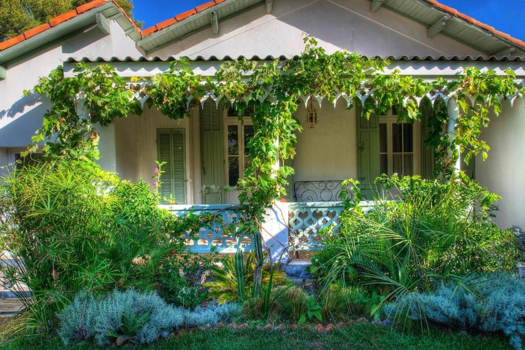 a house with a garden in front of it at La Petite Calanque in Marseille