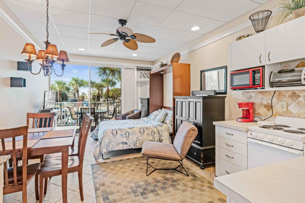 cocina y sala de estar con cama y mesa en Sunrise haven, en Clearwater Beach