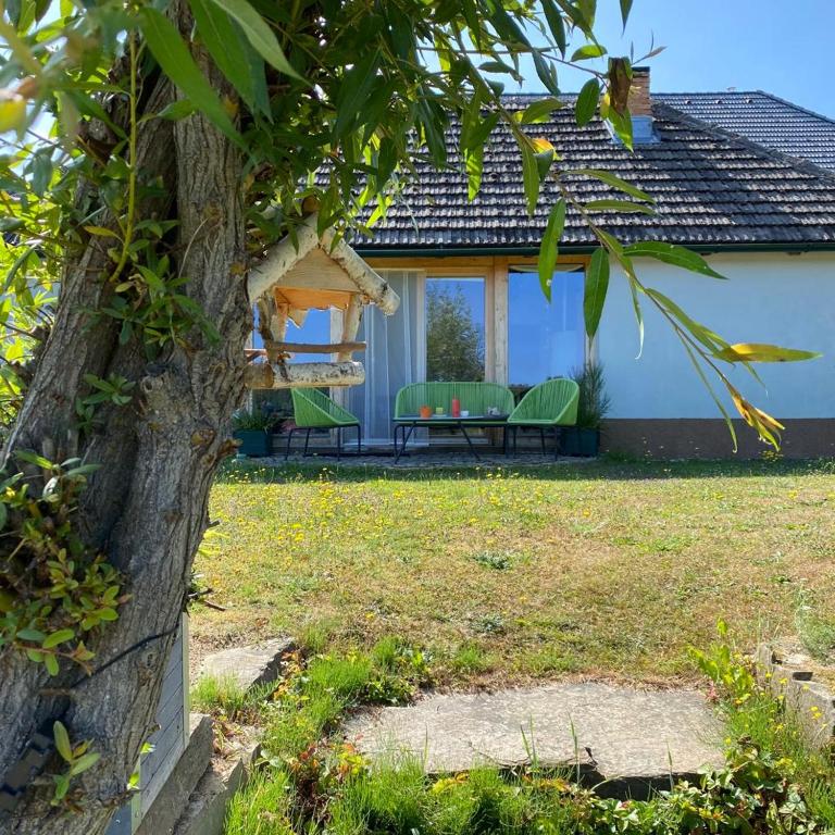 Fotografia z galérie ubytovania Idylisches Ferienhaus komplett im Grünen mit direkter Anbindung an den Thayatalradweg v destinácii Vestennötting