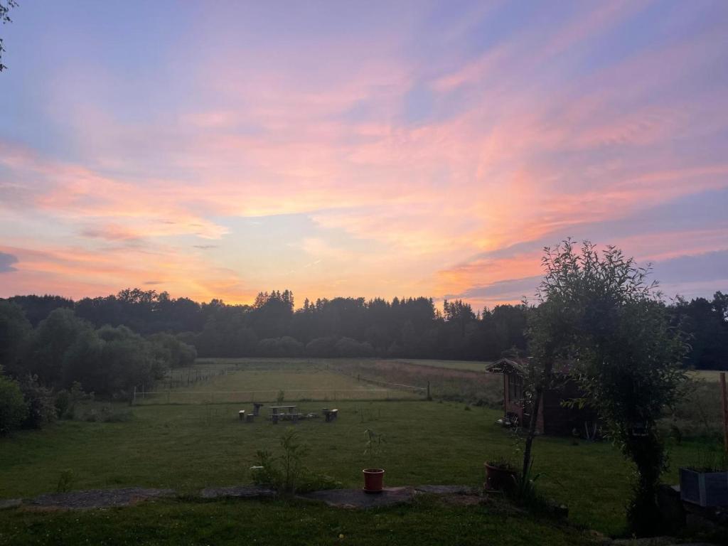 Fotografia z galérie ubytovania Idylisches Ferienhaus komplett im Grünen mit direkter Anbindung an den Thayatalradweg v destinácii Vestennötting