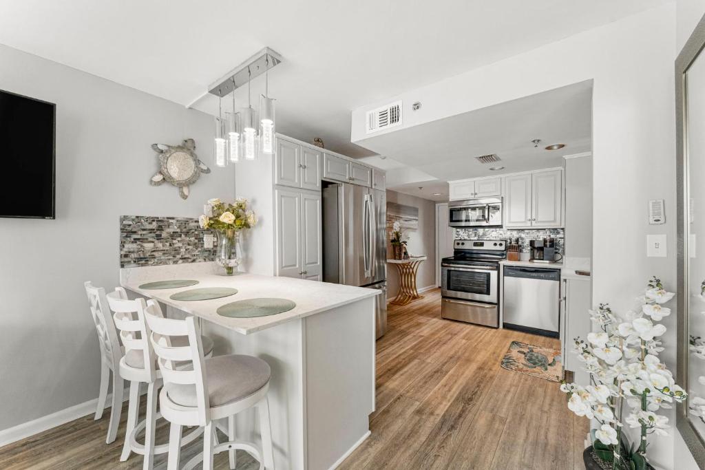 Kuchyň nebo kuchyňský kout v ubytování Fun N The Sun at Sunbird #1102W by Nautical Properties