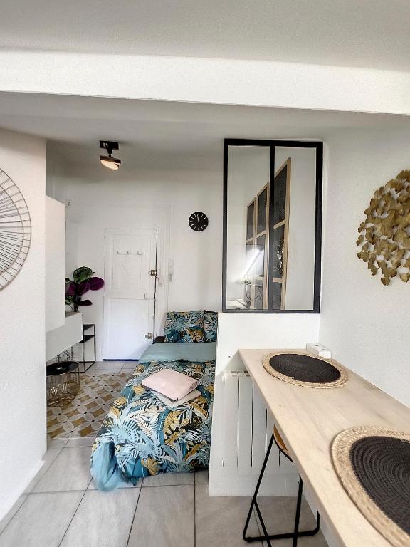 une chambre avec un lit au milieu d'une pièce dans l'établissement Au Bel Ami, à Nantes