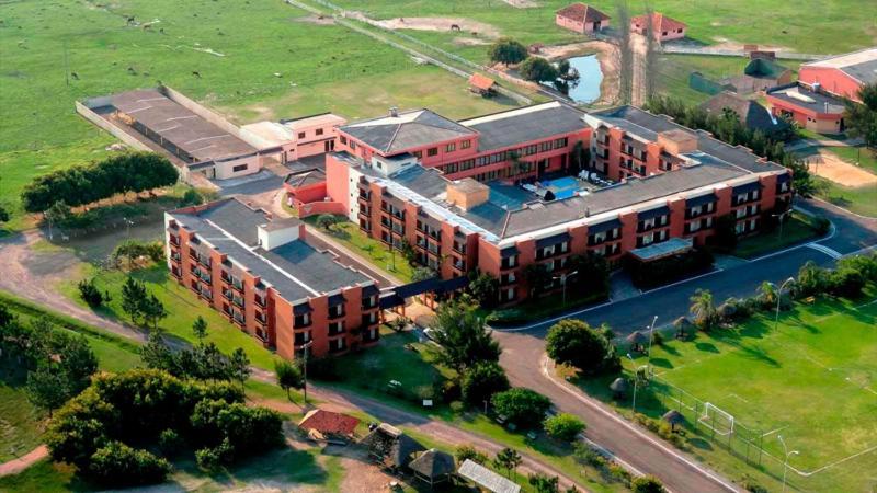 an overhead view of a large brick building at Hotel Fazenda Figueiras in Imbé