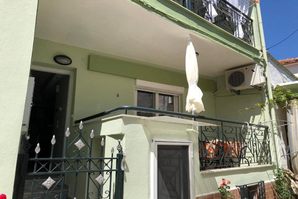 Casa verde y blanca con balcón en House GabriDora en Kallirakhi