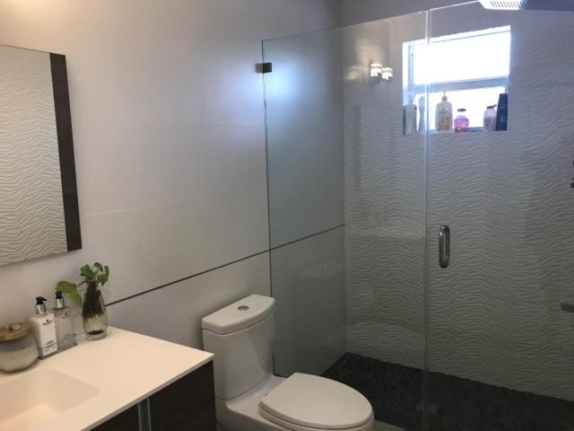 Un baño con inodoro y ducha de cristal. en Twice the Charm, en Cayo Largo