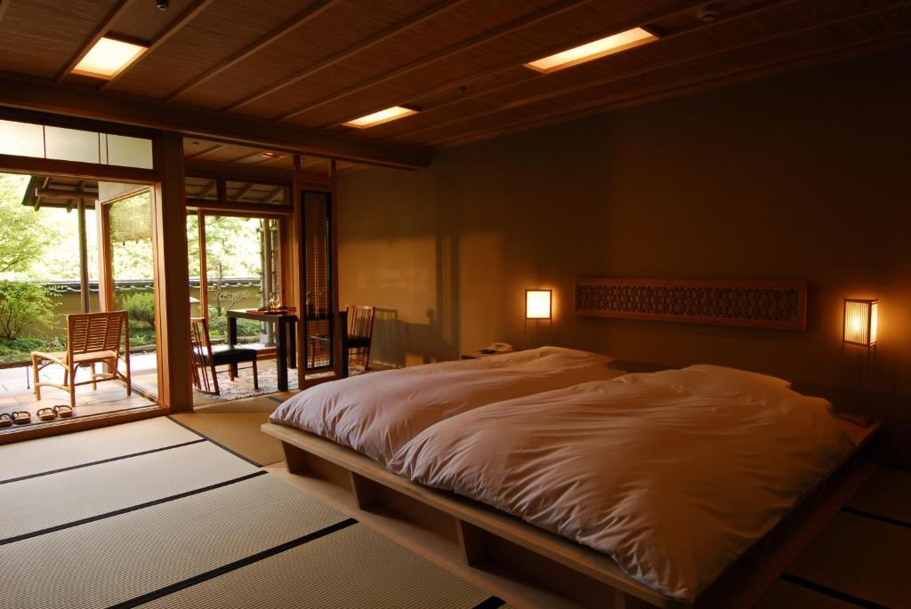 Una cama o camas en una habitación de Gora Kadan